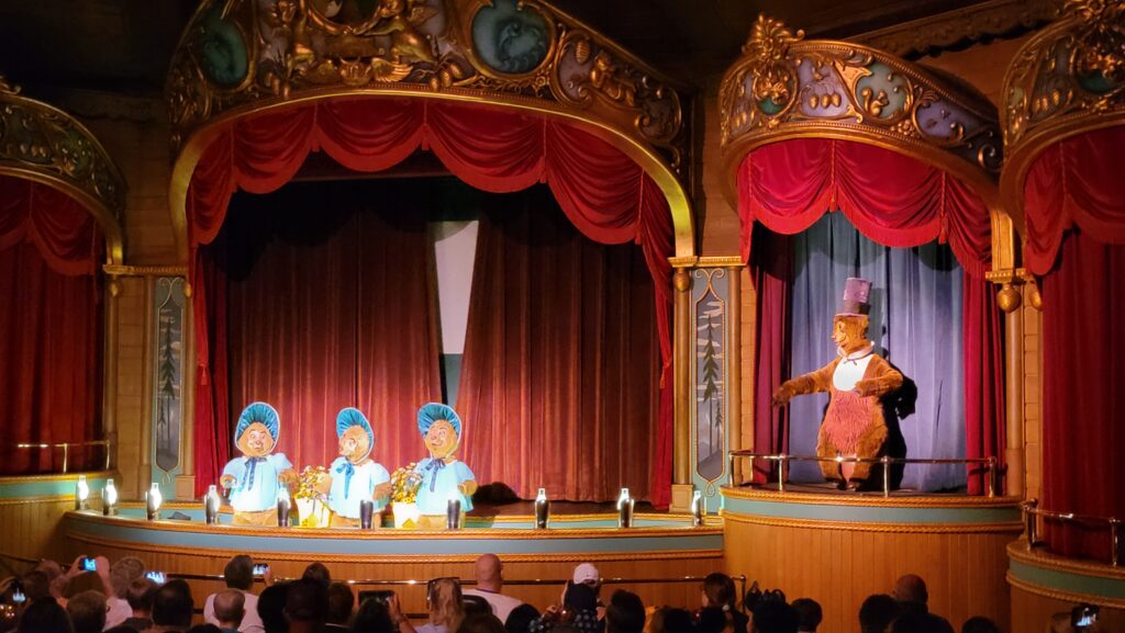 Country Bear Jamboree Final Day Ends With Large Crowds and No Shows