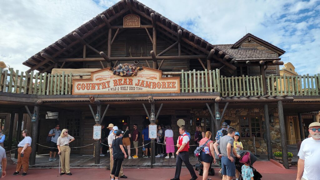 Country Bear Jamboree Final Day Ends With Large Crowds and No Shows